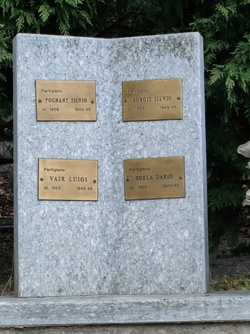Targa commemorativa nel Parco della Rimembranza, dedicata ai partigiani Luigi Vair e Silvio Borgis.