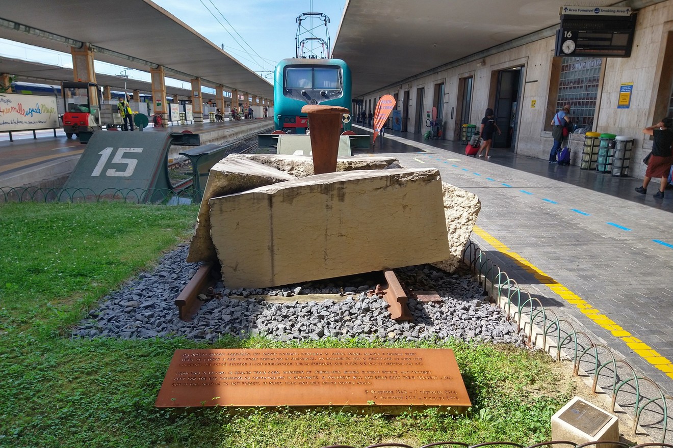 Monumento ai deportati, simbolo di memoria e riflessione, collocato all'interno di una stazione ferroviaria.