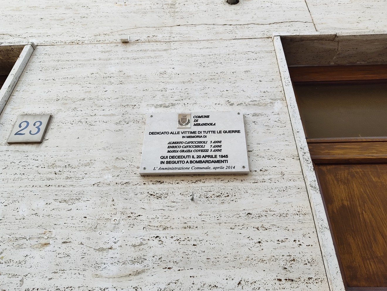 Lapide commemorativa dedicata alle vittime di tutte le guerre, con data di installazione del 2014.