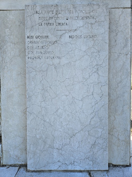 Monumento ai Caduti di San Giovanni in Croce con iscrizioni commemorative su pietra.