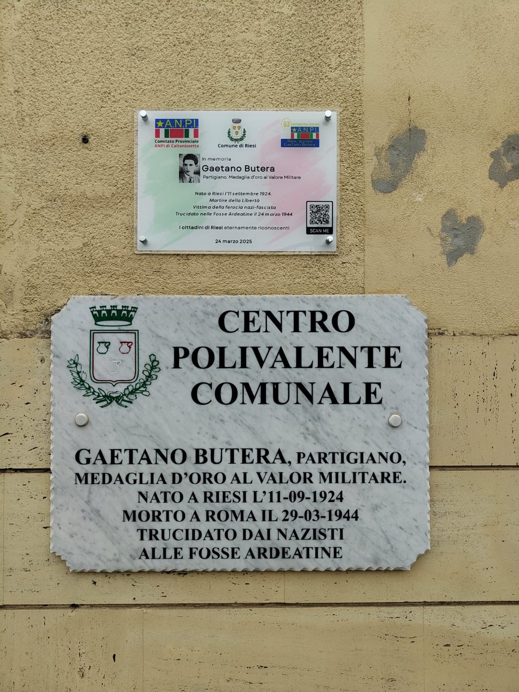 Targa commemorativa dedicata a Gaetano Butera, partigiano e medaglia d'oro al valor militare, presso un centro comunale.