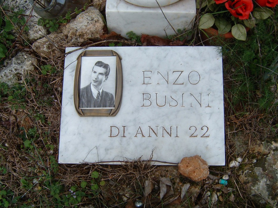 Cippi commemorativi dei caduti di Montemaggio con foto e nome di Enzo Busini, giovane di 22 anni.
