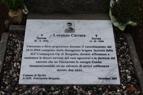 Cippo commemorativo a Carrara dedicato a Lorenzo Carrara, vittima del rastrellamento del 1944.