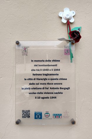 Targa commemorativa per le vittime del bombardamento e fra' Bargagli, ucciso il 10 agosto 1944.