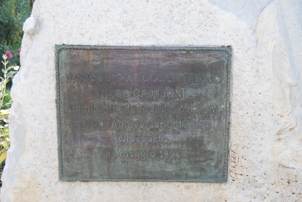 Monumento a Campioni, dedicato alla memoria delle vittime dell'Olocausto. Situato in un contesto commemorativo.