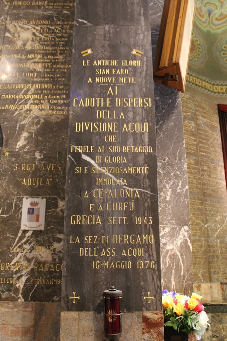 Monumento commemorativo dedicato ai caduti della Divisione Acqui, situato all'interno di un tempio.
