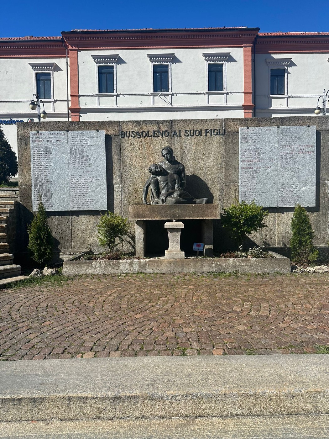Monumento ai caduti di Bussoleno, dedicato alla memoria dei soldati e alla loro commemorazione.