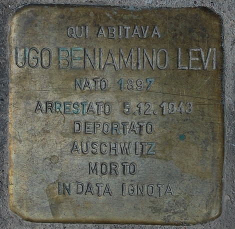 Pietra d'inciampo dedicata a Ugo Beniamino Levi, riportante date e informazioni sulla sua deportazione.