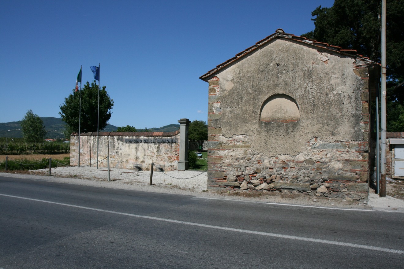 Giardino della Memoria: luogo di riflessione immerso nella natura, dedicato alla commemorazione e alla memoria storica.