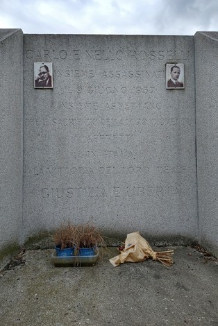 Cenotafio dedicato ai fratelli Rosselli, martiri antifascisti, in onore del loro sacrificio per la libertà.