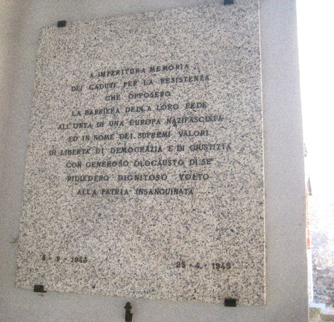 Lapide commemorativa ai caduti della Resistenza, dedicata ai valorosi oppositori del fascismo.