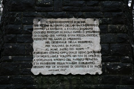 Monumento alla Resistenza, commemorazione della lotta contro la barbarie, simbolo di libertà e giustizia.