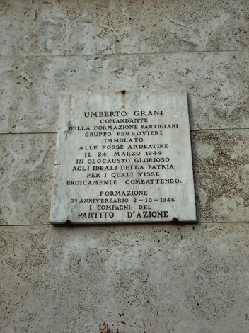 Lapide commemorativa dedicata a Umberto Grani, partigiano, situata alle Fosse Ardeatine, in memoria del suo sacrificio.