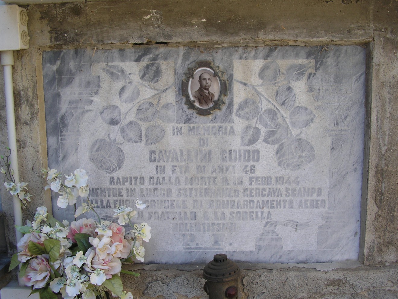 Sepolcro di Cavallini Guido, decorato con fiori e cornice semplice, in memoria di un caduto.