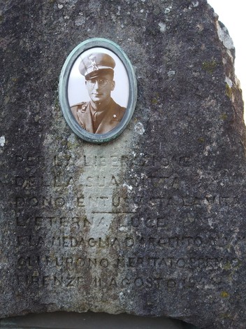 Sepolcro di Marziali: monumento commemorativo con ritratto e iscrizioni in onore del sacrificio di un soldato.