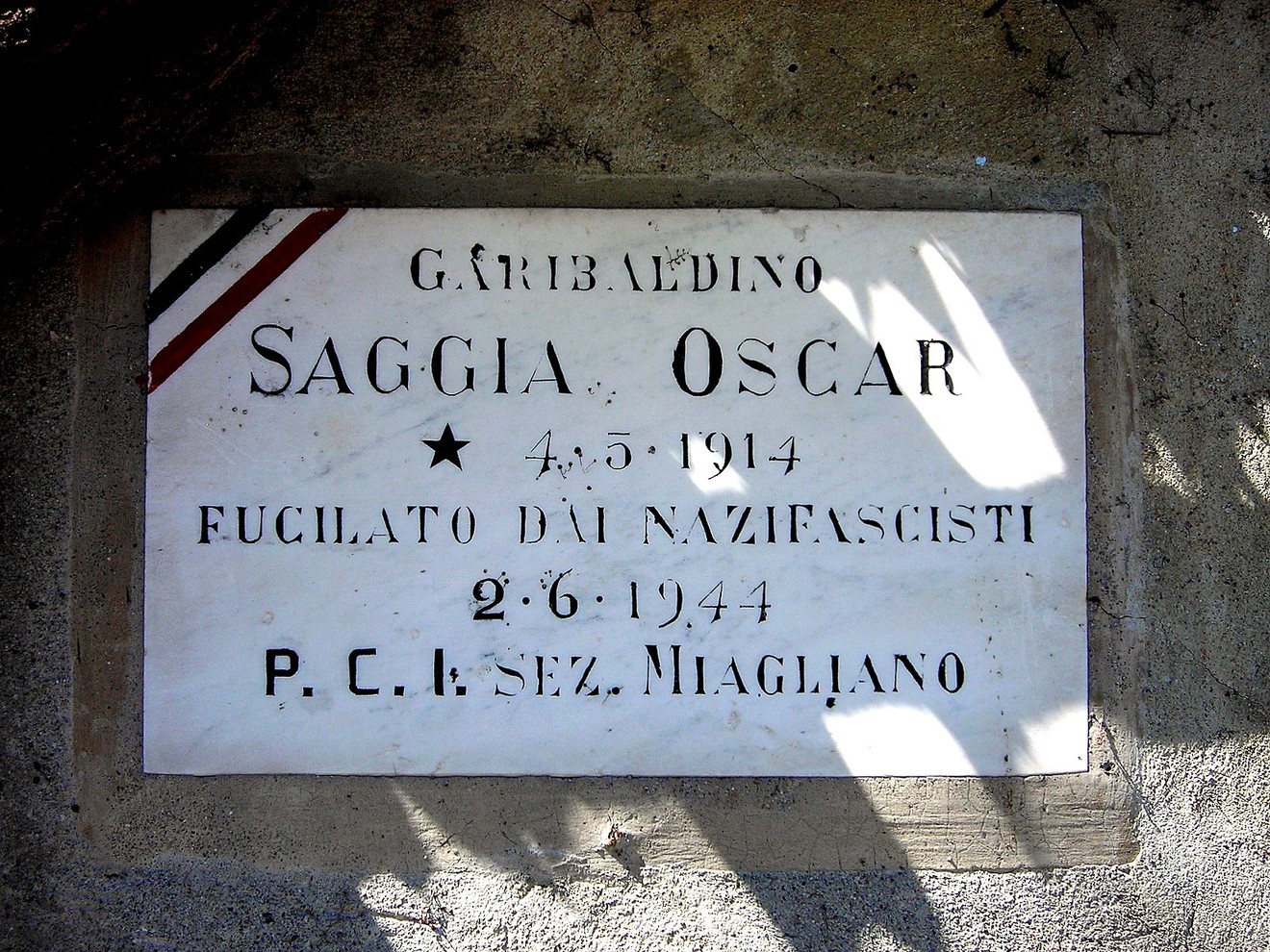 Lapide commemorativa dedicata a Oscar Saggia, fucilato dai nazifascisti nel 1944.