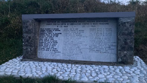 Monumento dedicato alla Vecchia Centocroci, commemorando la lotta contro il nazifascismo.