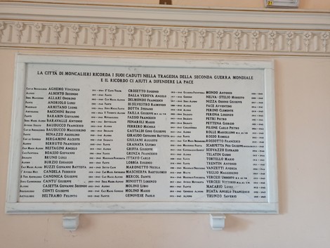 Lapidi commemorative con nomi di caduti per la libertà, onorando i sacrifici della Seconda Guerra Mondiale.