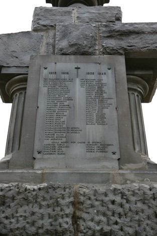 Monumento ai caduti di Montepiano, commemorazione dei soldati in guerra, con iscrizioni sulle vittime.