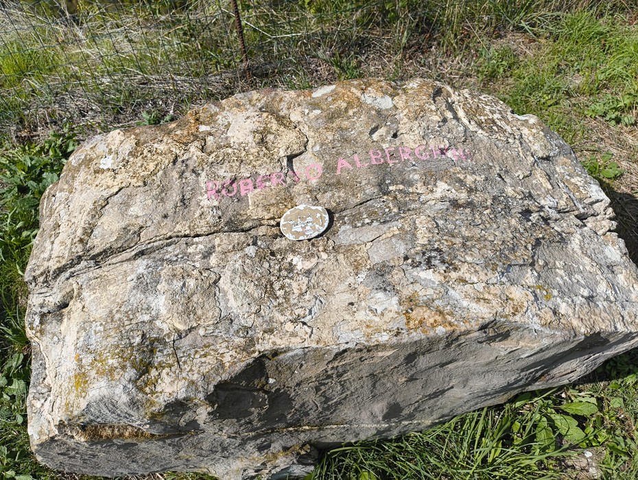 Monumento ai partigiani caduti a Monte Sabbiuno, simbolo di memoria e resistenza.