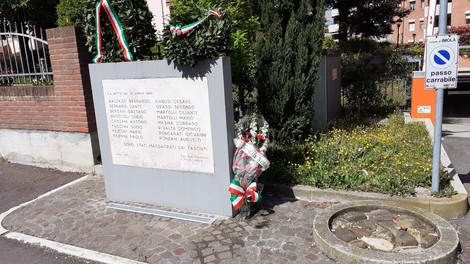 Cippo commemorativo del pozzo Becca, in memoria delle vittime dell'eccidio. Decorato con fiori e nastri tricolori.