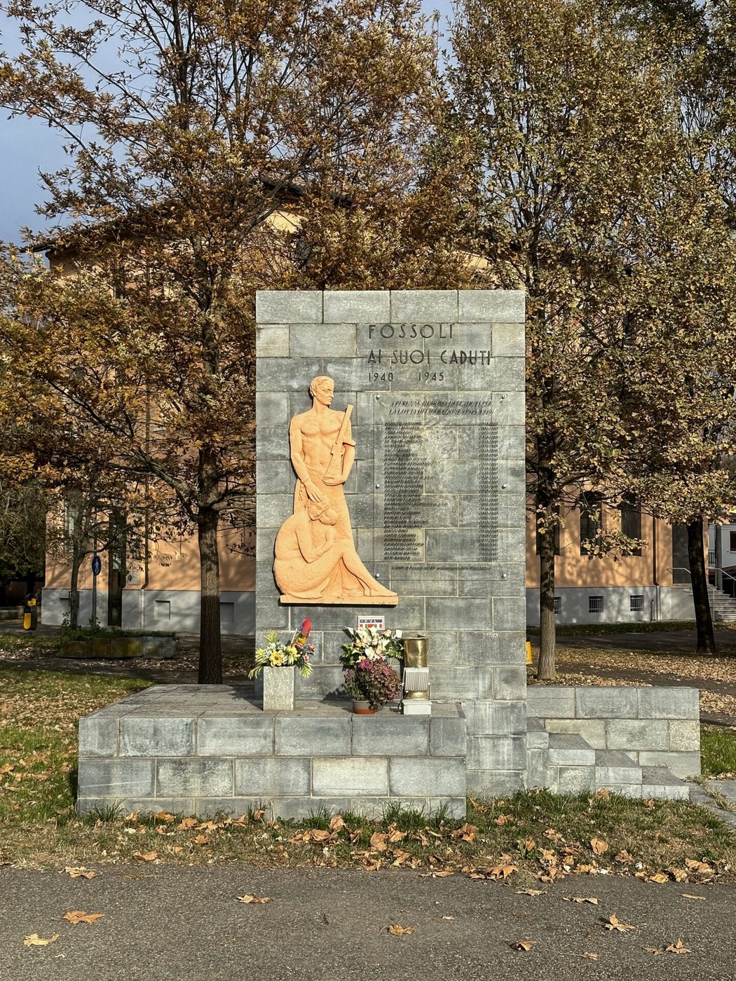 Monumento ai caduti per la libertà di Fossoli, dedicato ai combattenti della resistenza e alla memoria collettiva.