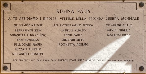Lapide commemorativa dedicata ai caduti della Seconda Guerra Mondiale con nomi incisi in marmo.