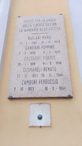 Lapide commemorativa in memoria di Bigliani, Candiani, Caldarini, Gusmaroli e Zamboni, vittime del nazifascismo.
