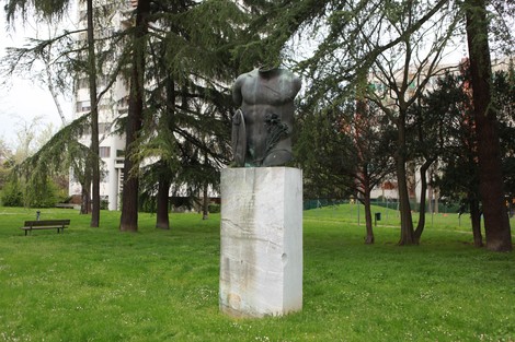 Monumento ad Anders, scultura torrenziale su piedistallo, immersa in un verde parco con alberi.