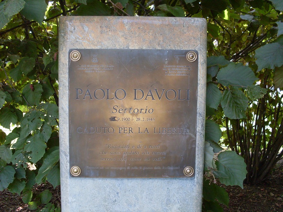 Monumento a Davoli in memoria di Paolo Davoli, caduto per la libertà. Rappresenta un omaggio al sacrificio.
