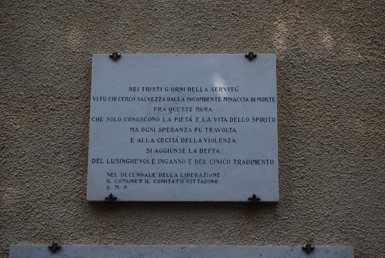 Lapidi della Certosa di Farneta, memoria storica e spirituale di un luogo ricco di significato.