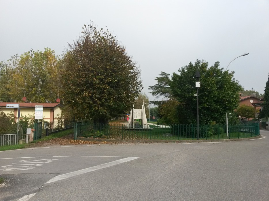 Monumento "Bressana alla Resistenza" immerso nel verde, simbolo di memoria e libertà.