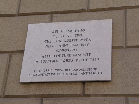 Lapide commemorativa dedicata ai torturati di via Gallicciolli, in memoria degli oppressi durante il regime fascista.