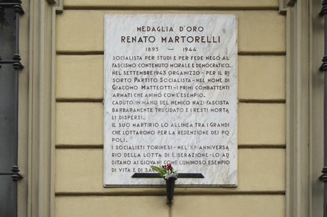 Lapide commemorativa dedicata a Renato Martorelli, con dettagli sulla sua vita e il suo impegno politico.