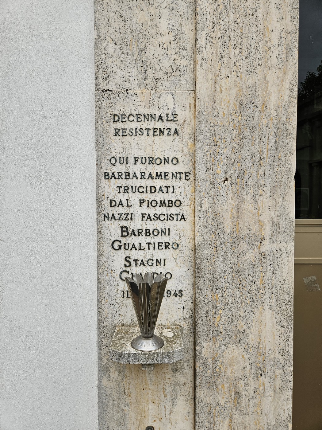 Targa commemorativa che ricorda il sacrificio di Barboni e Stagni durante la Resistenza.