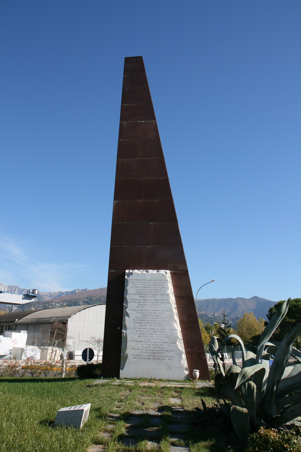 Monumento commemorativo dedicato alle vittime delle stragi delle Apuanie, simbolo di memoria e riflessione.