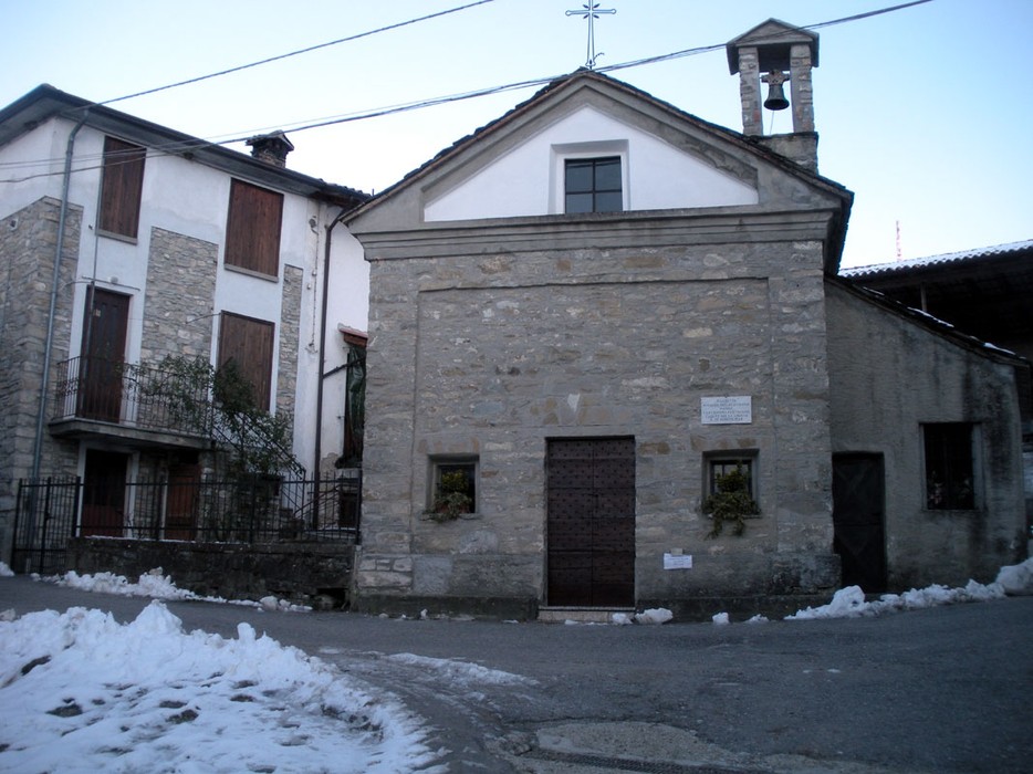 Lapide a Dellagiovanna, edificio in pietra situato in un paesaggio innevato.