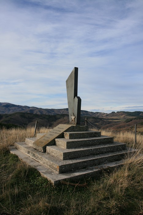 Monumento di Monte Pomponi: memoriale situato in un paesaggio collinare, simbolo di un'importante memoria storica.