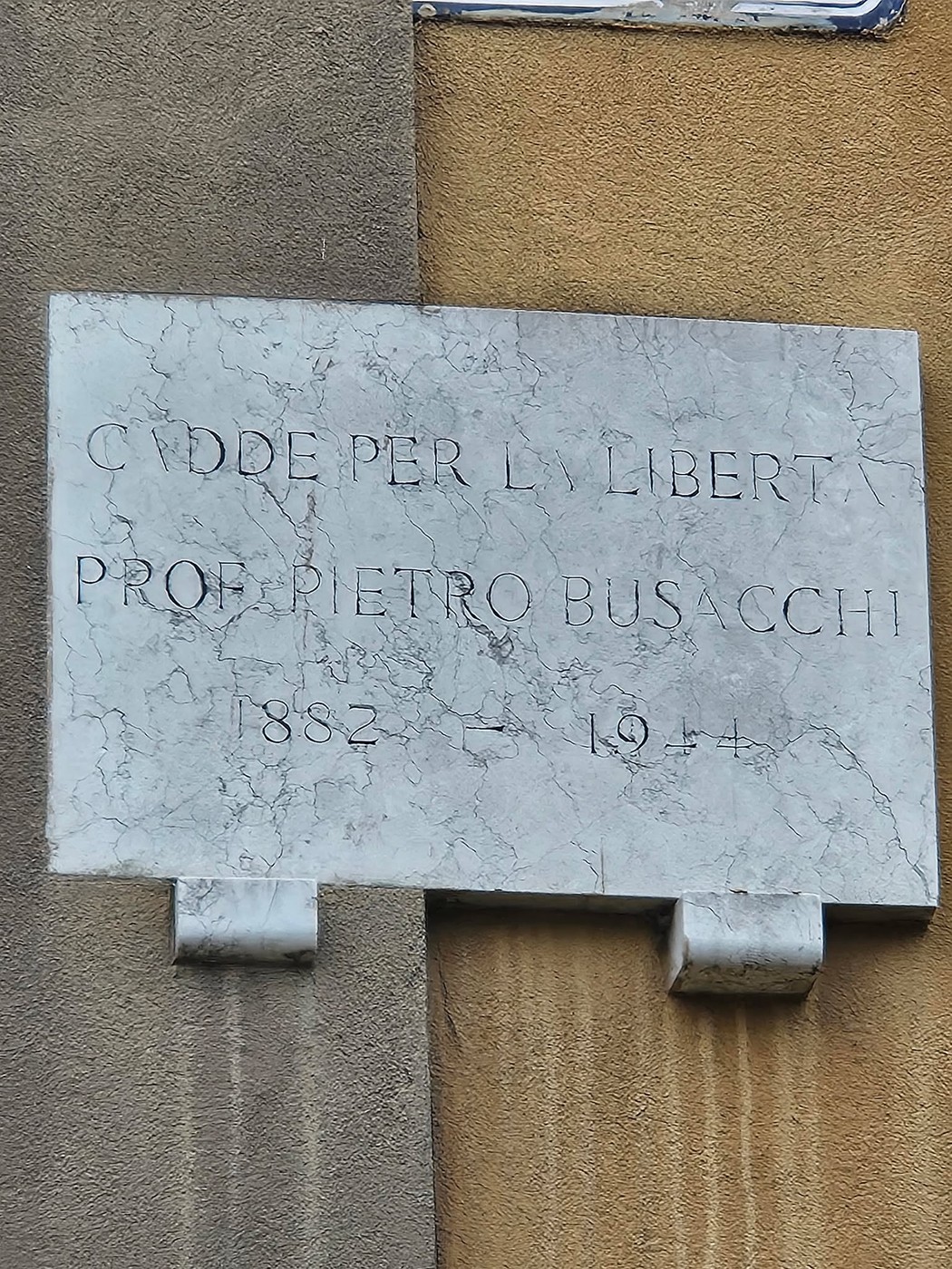 Lapide commemorativa dedicata a Pietro Busacchi, simbolo di libertà, datata 1882-1944.