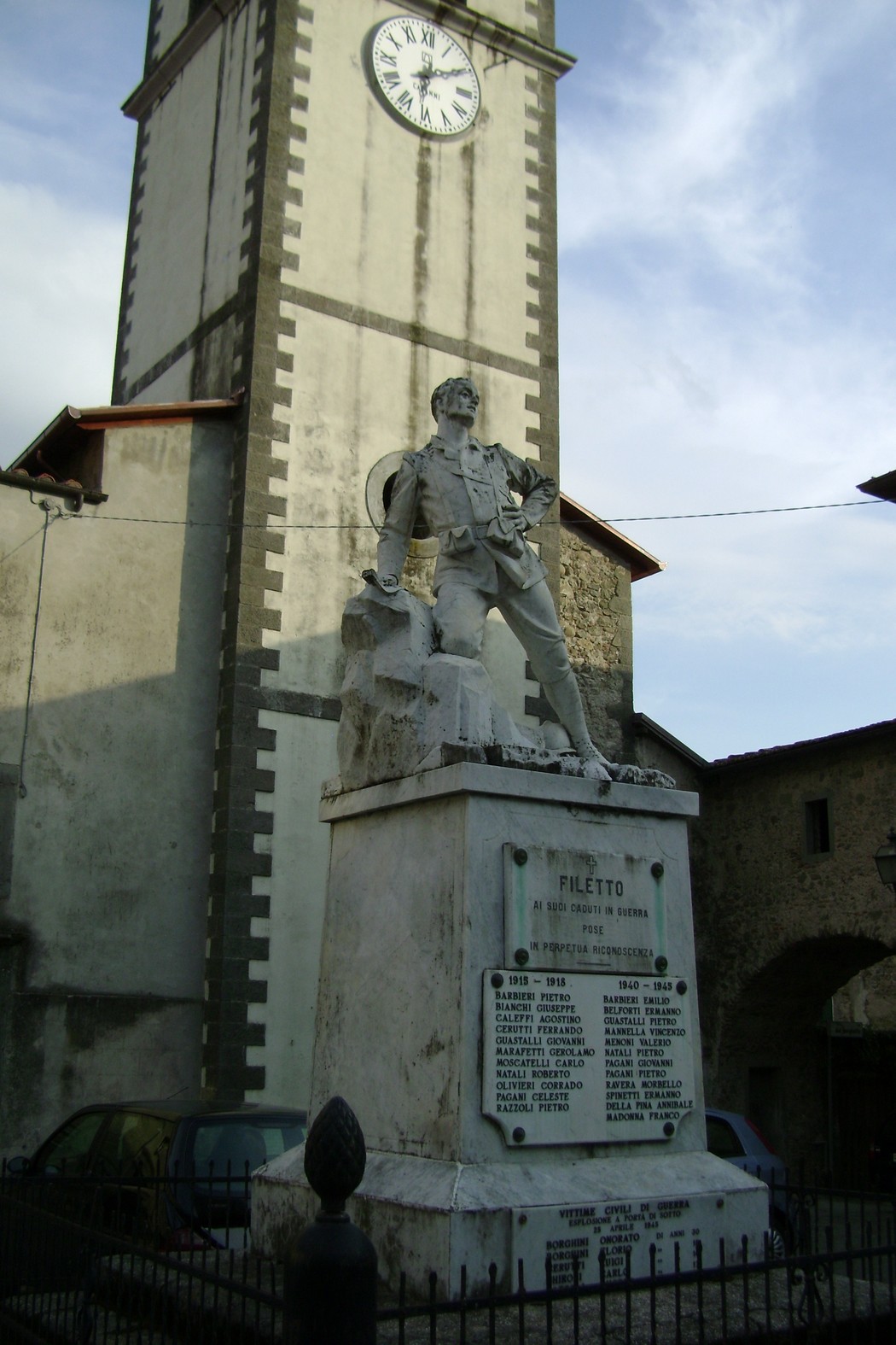 Monumento ai caduti di Filetto, una commemorazione dedicata ai sacrifici per la patria, accanto al campanile.