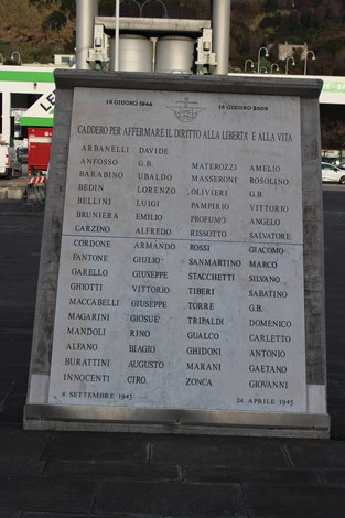 Monumento commemorativo ai caduti per la Libertà di Campi, con nomi incisi su una stele in pietra.
