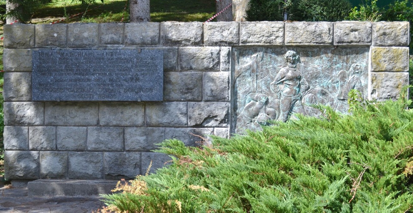 Monumento commemorativo con rilievo e iscrizione dedicato a Marchiani, Guidani, Ruggeri e Costi.