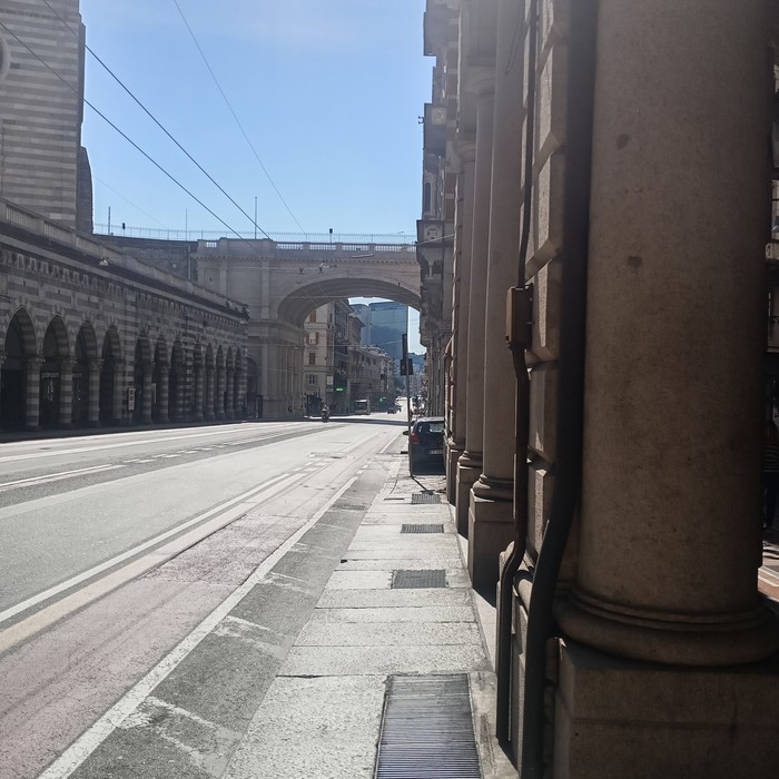 Vista del Sacrario del Ponte Monumentale, con architettura imponente in un contesto urbano.