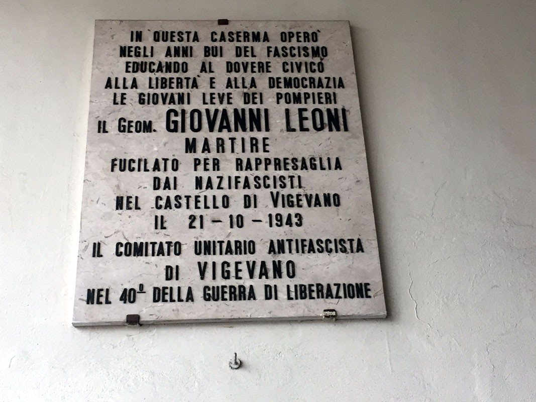 Lapide commemorativa dedicata a Giovanni Leoni, martire antifascista fucilato nel 1943 a Vigevano.