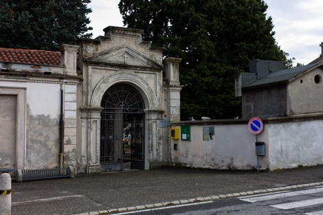 Lapide a Grandi: Monumento storico con architettura sobria e affascinante, immerso nel verde circostante.