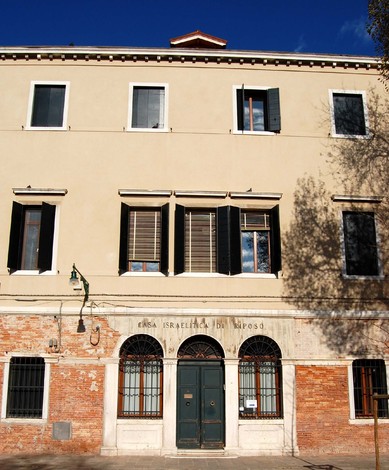 Pietre d'inciampo dedicate agli ospiti della Casa Israelitica di riposo, in un contesto urbano veneziano.