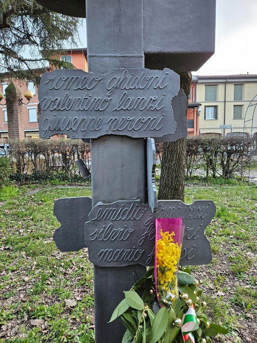 Monumento della Resistenza di Montecavolo con iscrizioni commemorative e fiori.