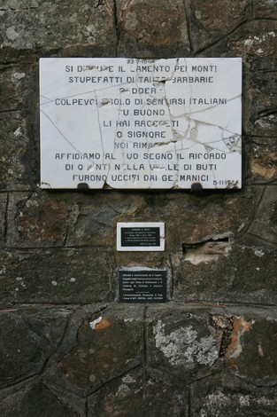 Monumento dell'eccidio di Piavola, commemorazione delle vittime e della memoria storica dell'evento.