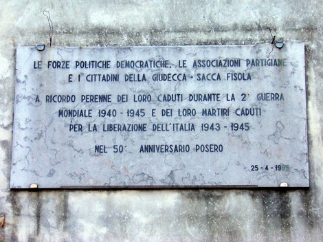 Lapide commemorativa per il cinquantesimo anniversario della fine della 2ª Guerra Mondiale, dedicata ai caduti.