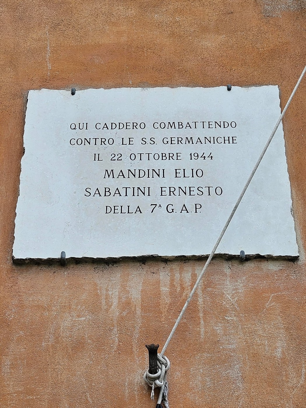 Lapide commemorativa dedicata a Mandini e Sabatini, in memoria della loro lotta contro le SS Germaniche nel 1944.